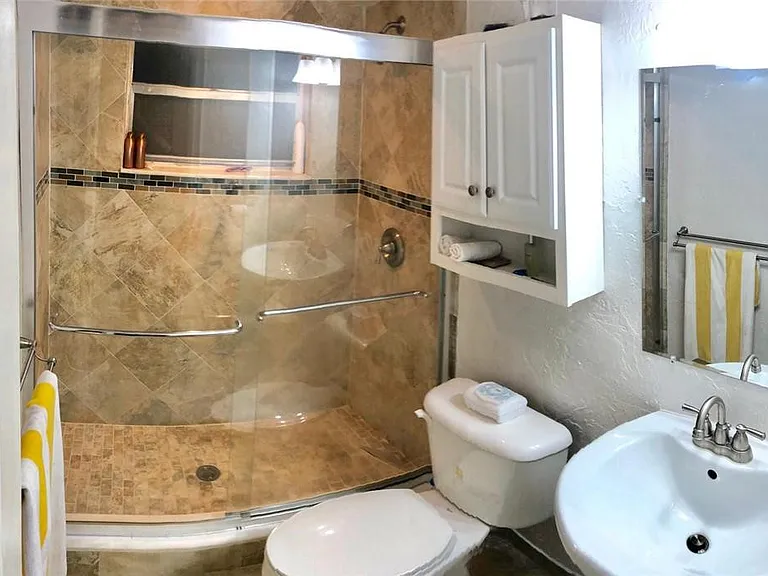901 NE 3rd St #101 — Photo 8