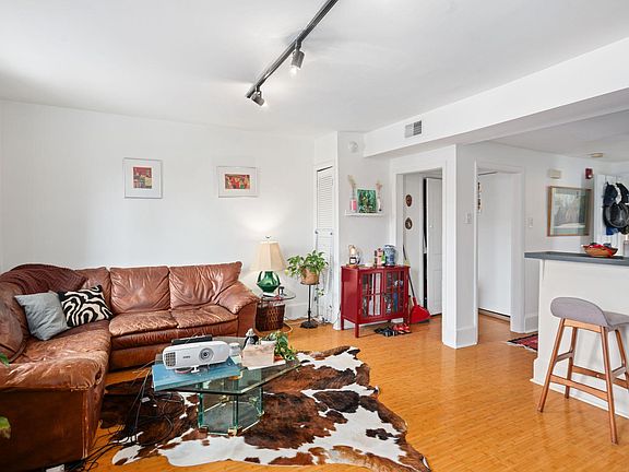 3rd image of 2628 Poplar St #3