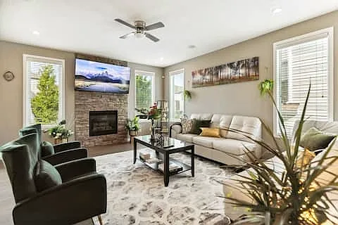 5 bed, 3.5 bath, 3100 sqft, $9,000 — Photo 2