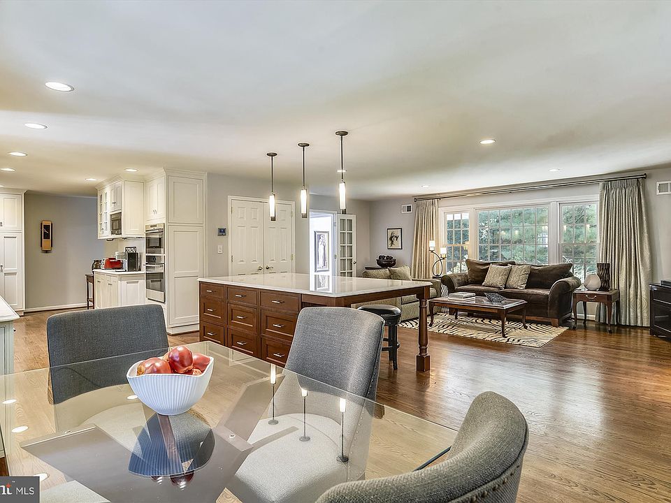 1st image of 200 Deepwoods Dr