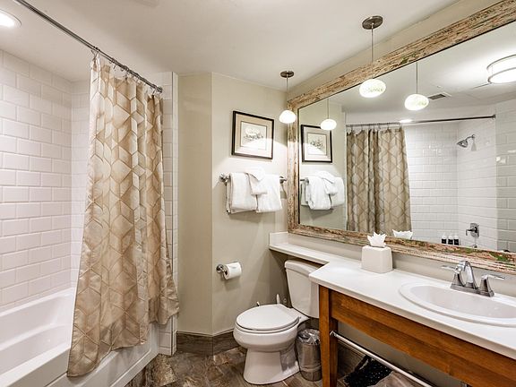 Bathroom with Bathtub/Shower Combo