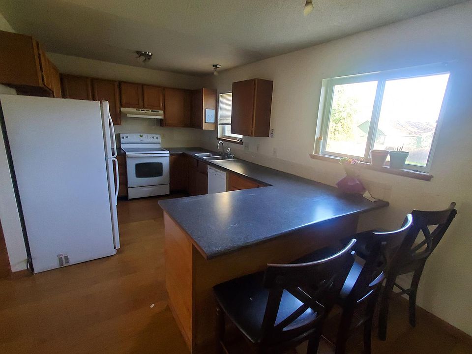 2nd image of 600 Edgewood Dr