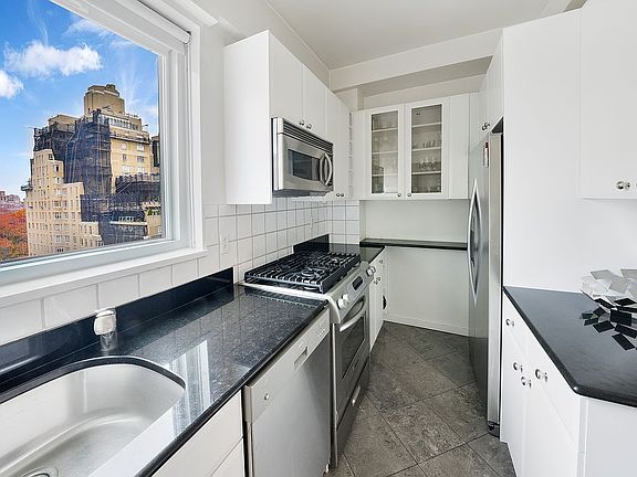 5th image of 20 E 68th St APT 14A