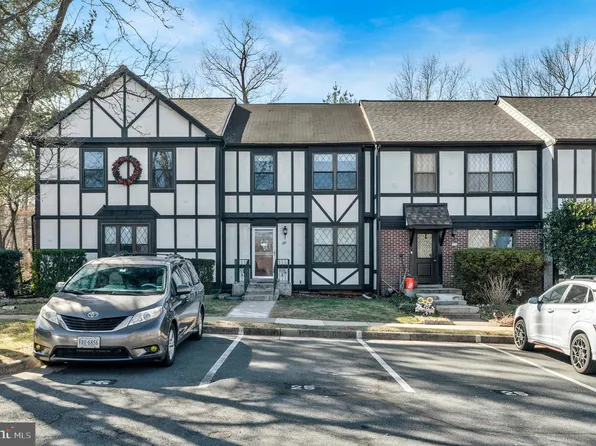 295 Chelmsford Ct, Sterling, VA 20165