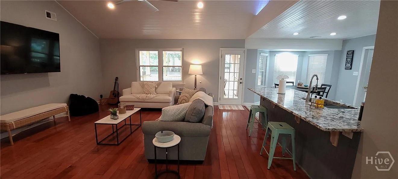 4 bed, 3.0 bath, 2244 sqft, $3,600 — Photo 4