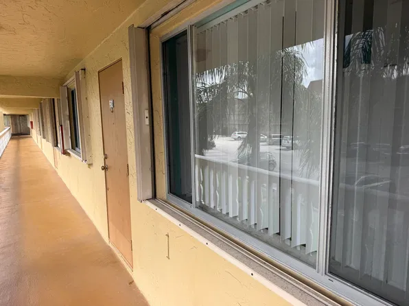 600 Village Green Ct APT 218, Palm Springs, FL 33461