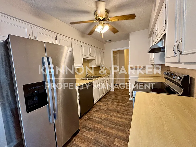 4494 Longview Dr — Photo 15