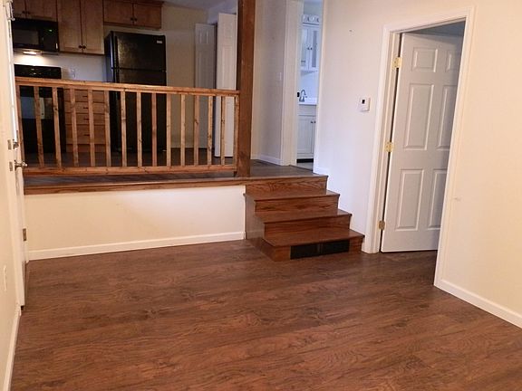 3rd image of 81 Bay St #3