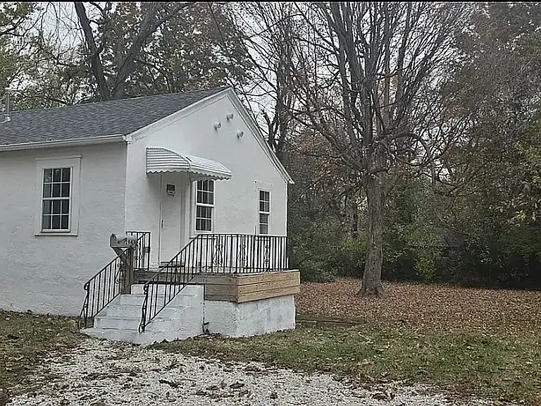 1947 E Monroe St — Photo 5