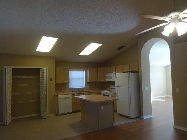 3 bed, 2.0 bath, 1610 sqft, $2,355 — Photo 3