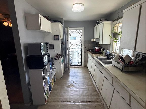 4th image of 3743 Kent St