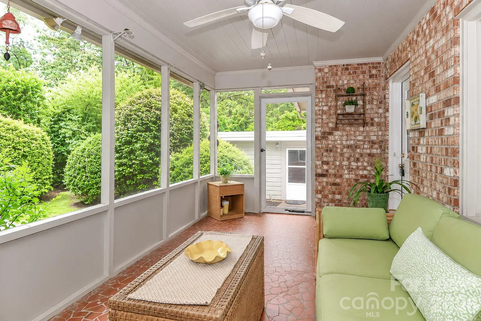 2 bed, 1.5 bath, 1900 sqft, $2,350 — Photo 1
