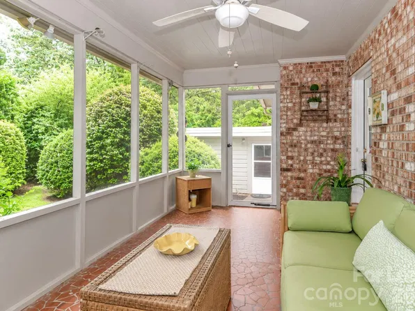 585 Greenway Dr, Statesville, NC 28677