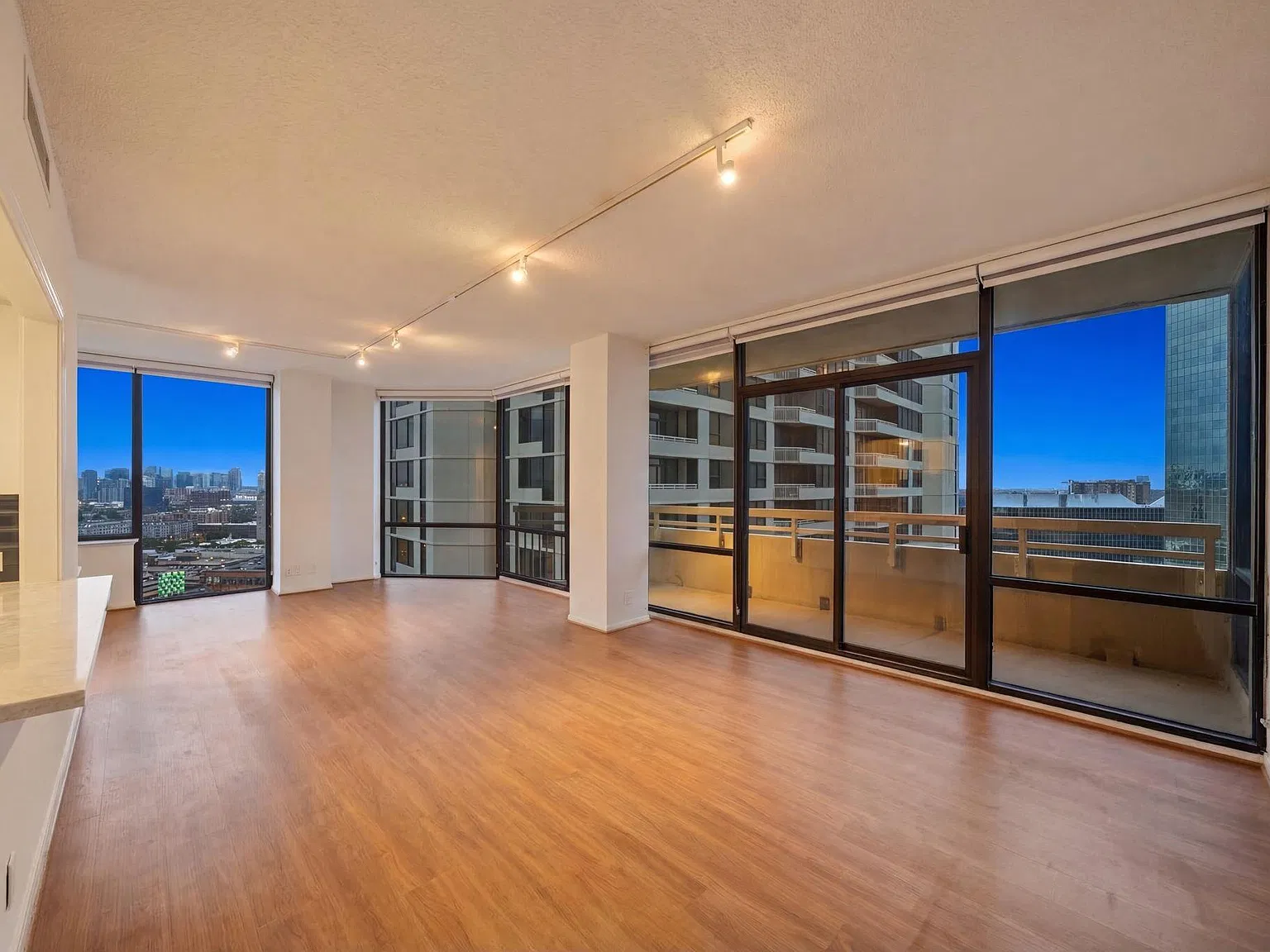 15 Greenway Plz — Photo 2