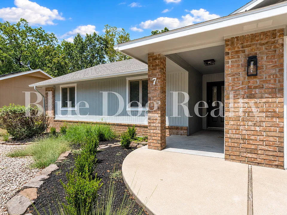 7 Whitwick Ln