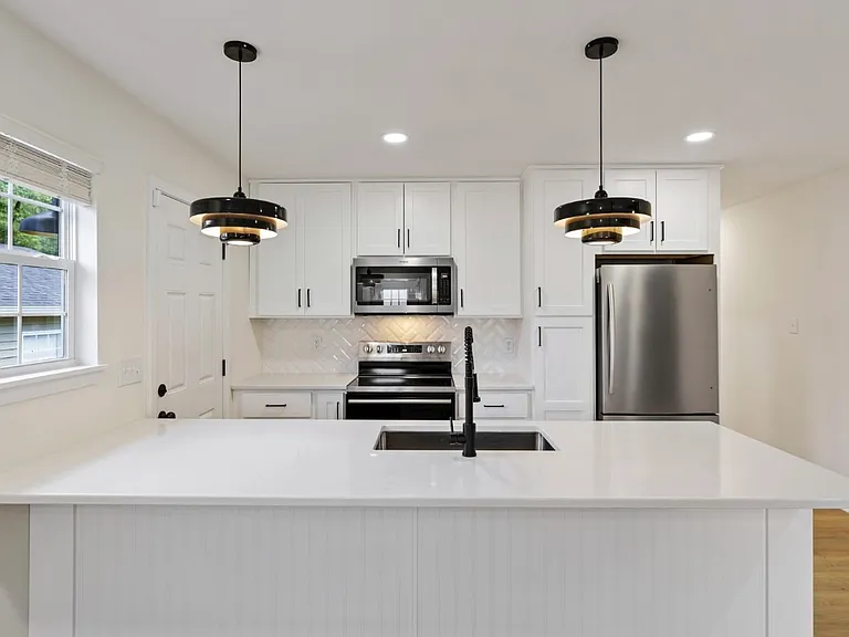 1003 Linwood Ave — Photo 1