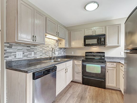 3rd image of 1249 Woodland Point Dr APT A