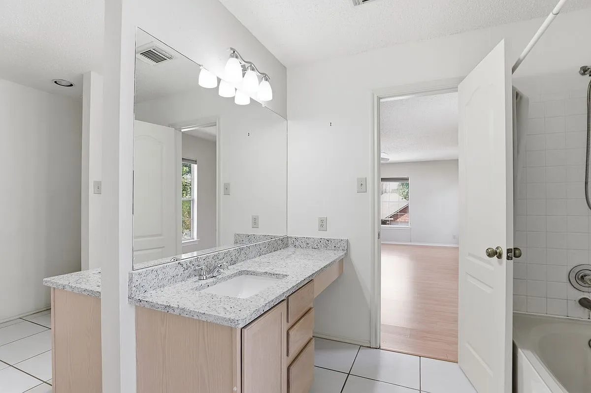 3 bed, 2.5 bath, 2575 sqft, $2,250 — Photo 4