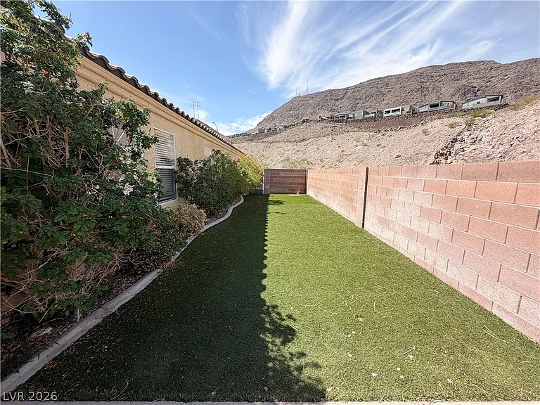 374 Yacht Ave — Photo 23