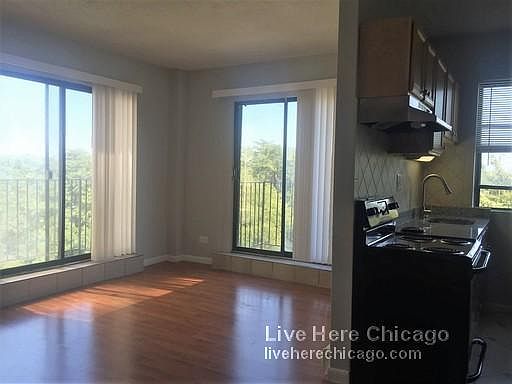 3rd image of 4521 N Clarendon Ave #401