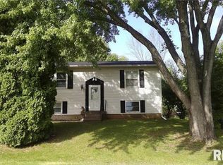216 S 10th St, Le Claire, IA 52753