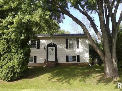 216 S 10th St, Le Claire, IA, 52753
