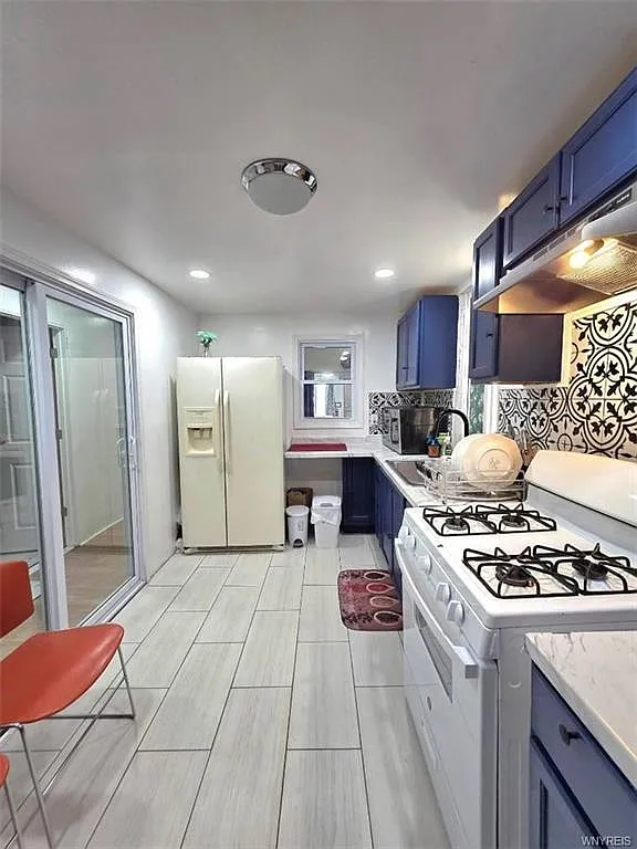 9 bed, 3000 sqft, $550 — Photo 4