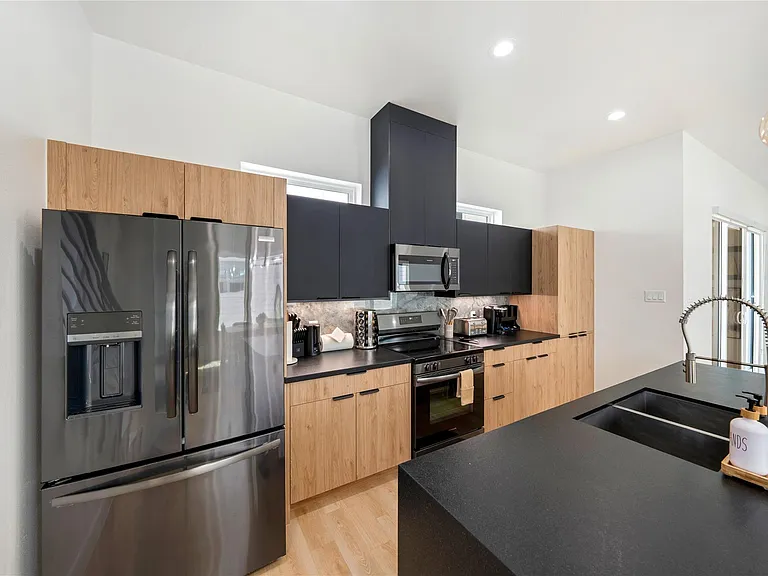 3008 Delano St — Photo 24