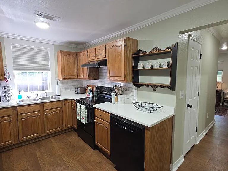 105 Pecan St — Photo 8