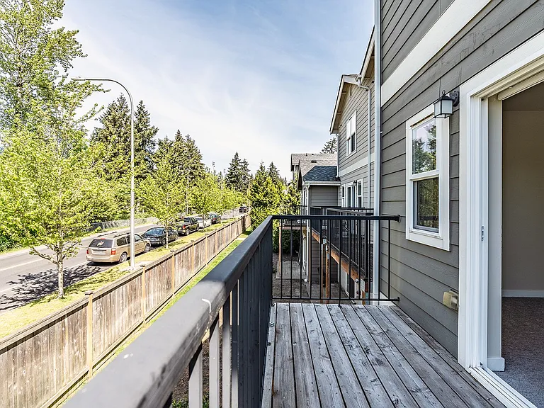 Modern 3 bedroom Townhomes with Garage — Photo 23