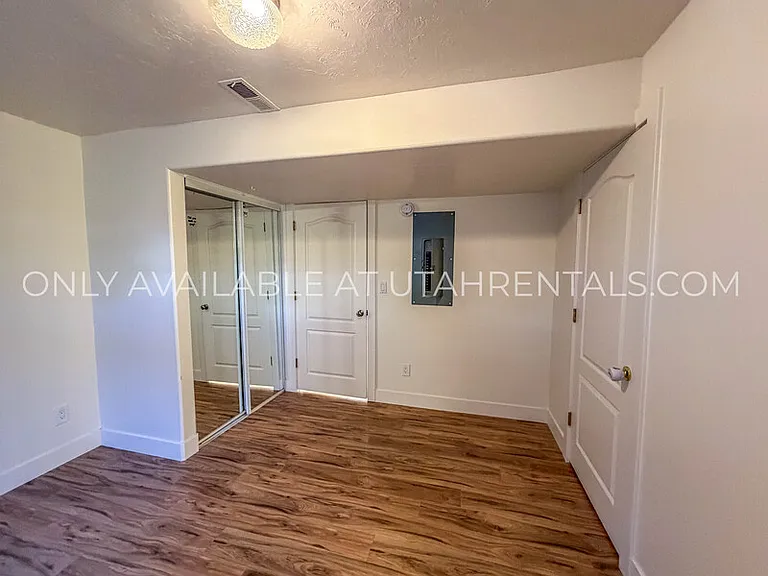 960 N Eastview Dr — Photo 42