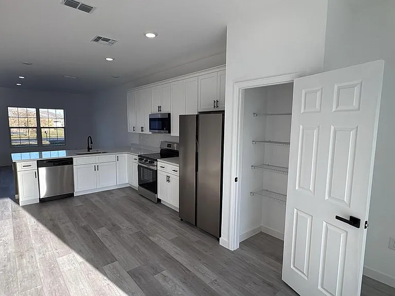 833 Colville Dr — Photo 6