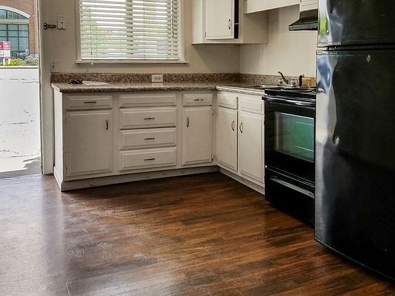 4th image of 209 W James St Unit 13