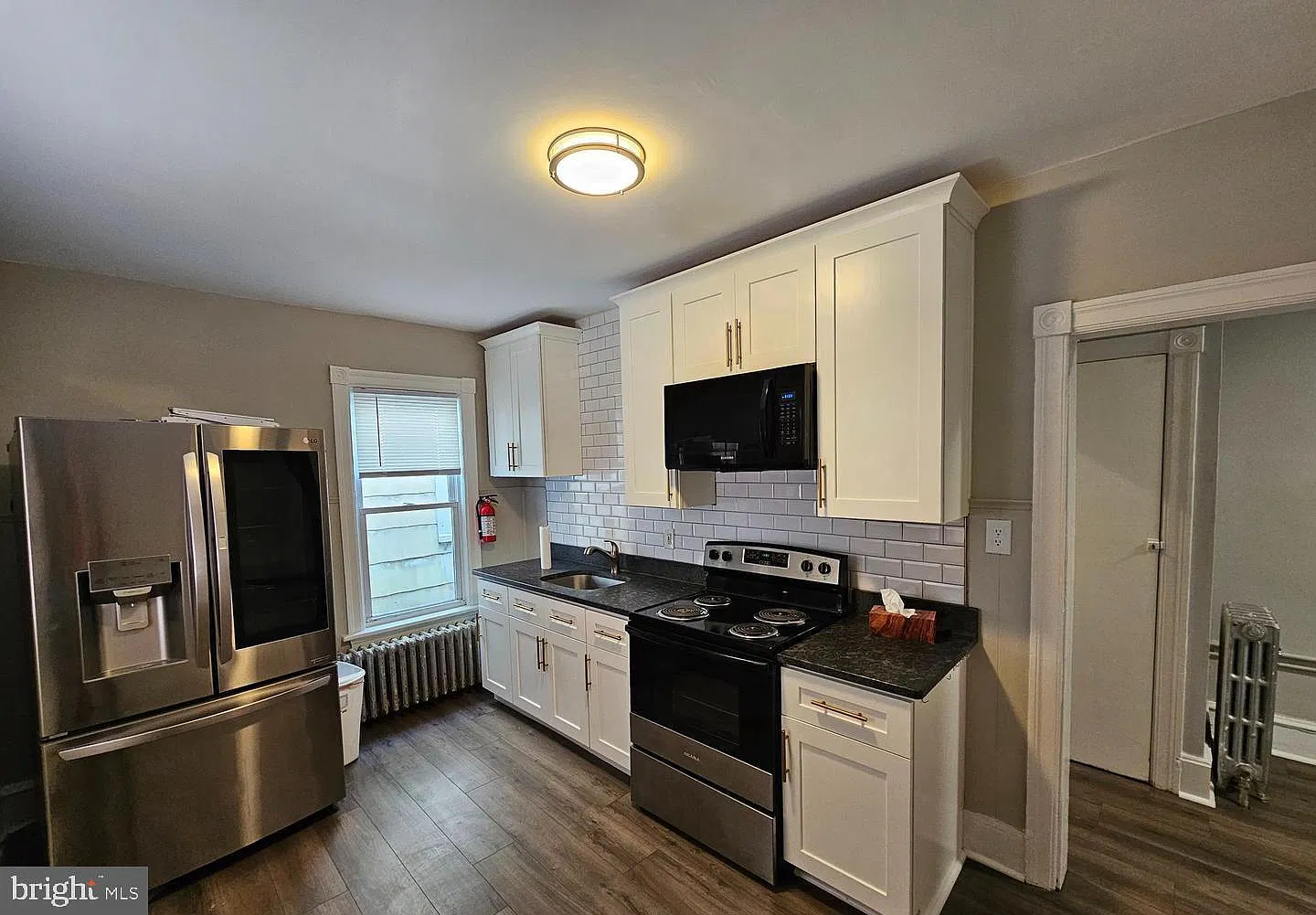 3 bed, 1.0 bath, 2947 sqft, $2,100 — Photo 3
