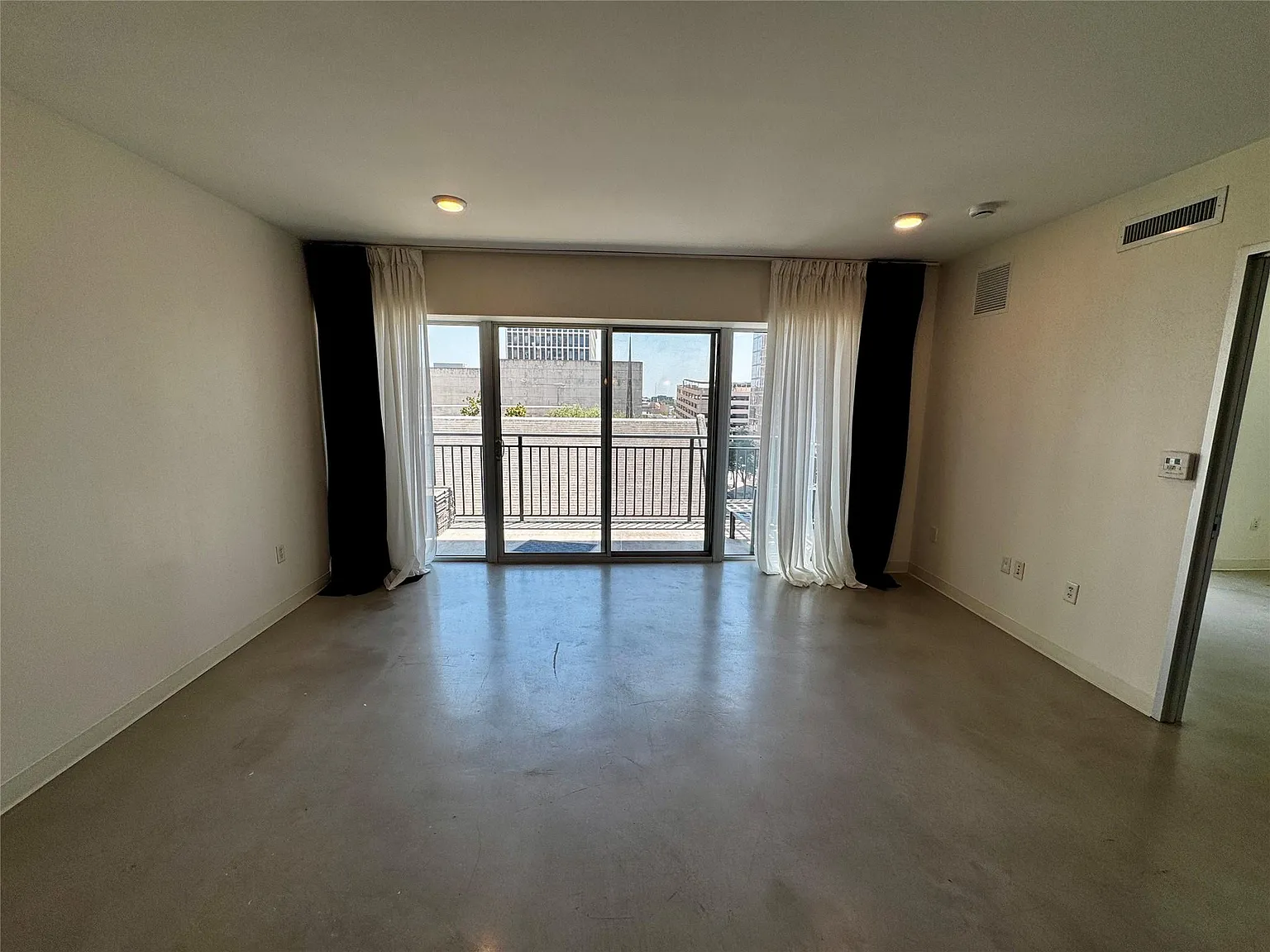 1 bed, 1.0 bath, 832 sqft, $1,995 — Photo 4