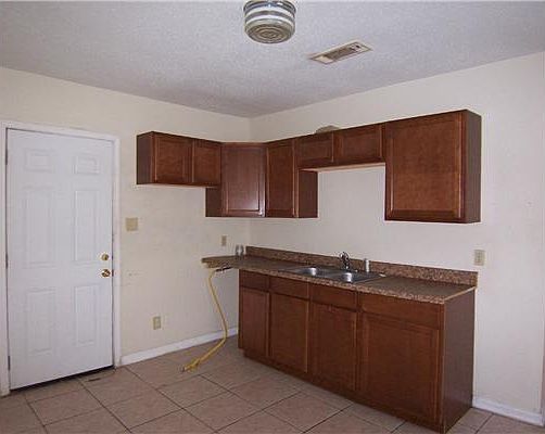 4th image of 2737 Gladiolus St