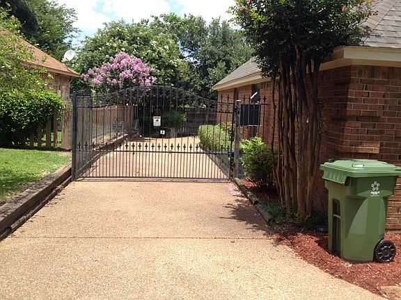 Gated back yard w/auto gate opener