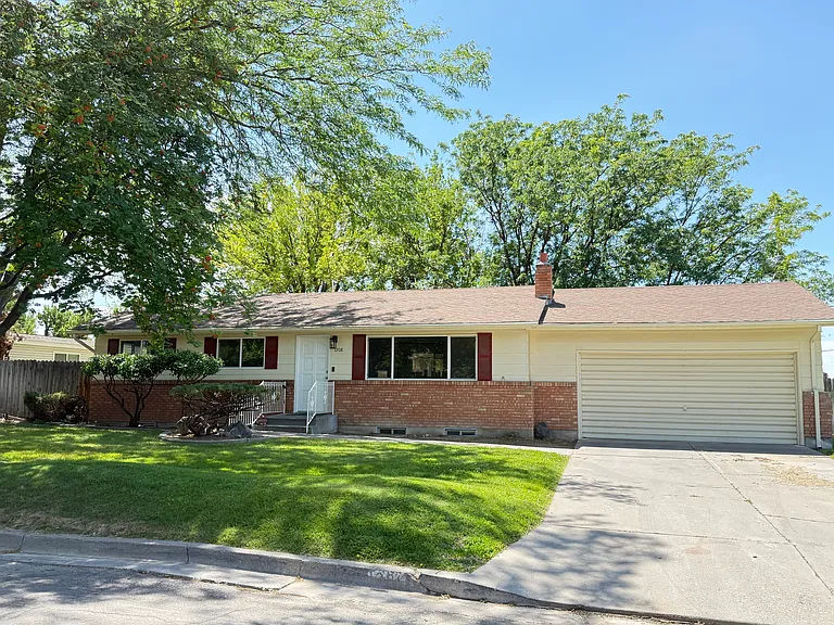 1208 Holly Dr — Photo 1
