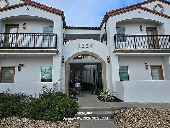 4th image of 2225 Park St #204