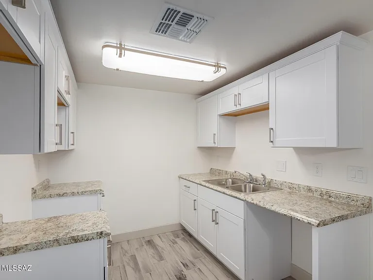 6824 S Burcham Ave — Photo 15