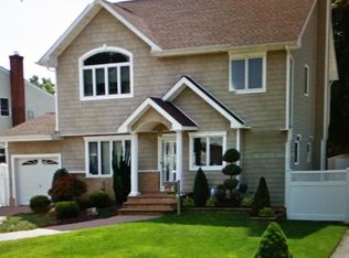 18 Midlawn Dr, Massapequa, NY 11758