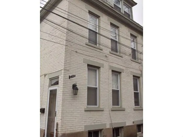 322-324 E Whittier St photo 1