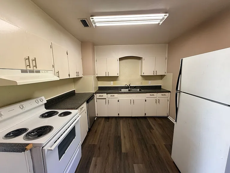 408 S College St — Photo 16