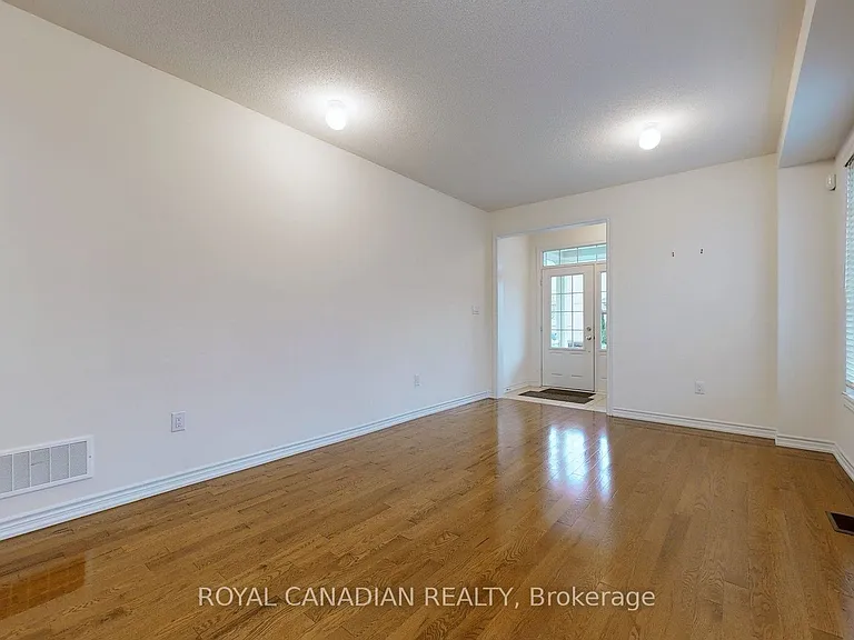 1 Green Spruce Rd — Photo 5