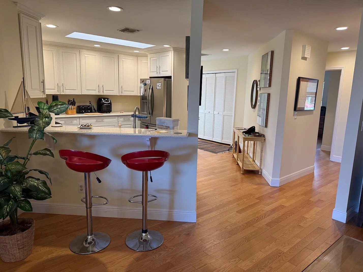 3 bed, 2.0 bath, 1590 sqft, $2,000 — Photo 2