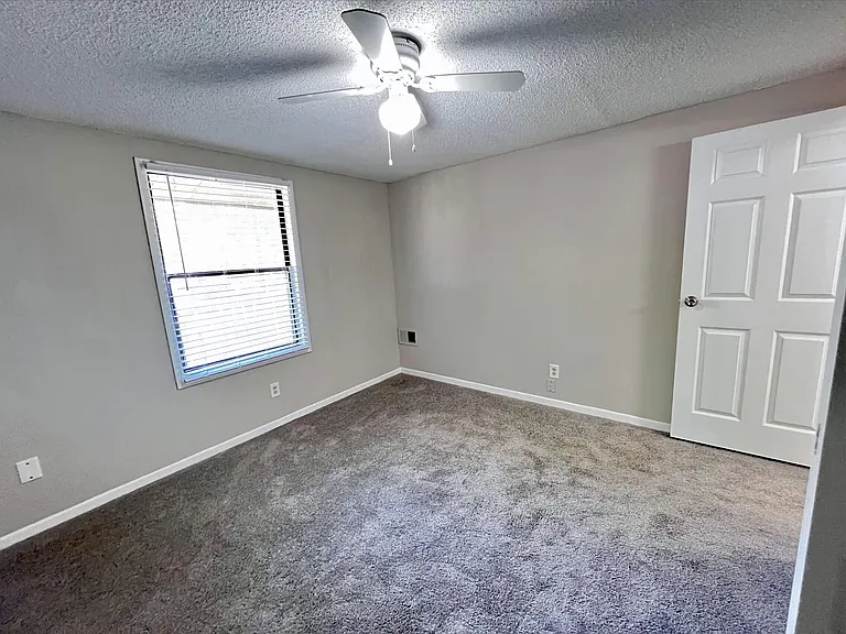 Elmwood Apartments — Photo 11