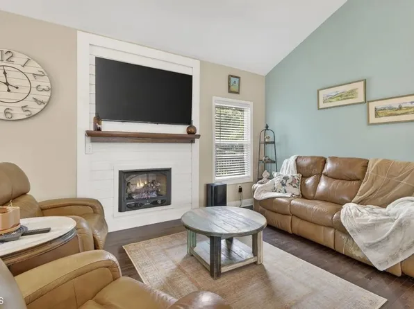 222 Spanish Oak Ln, Glade Spring, VA 24340