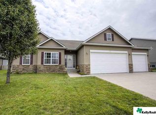 809 Fall Creek Rd, Papillion, NE 68133