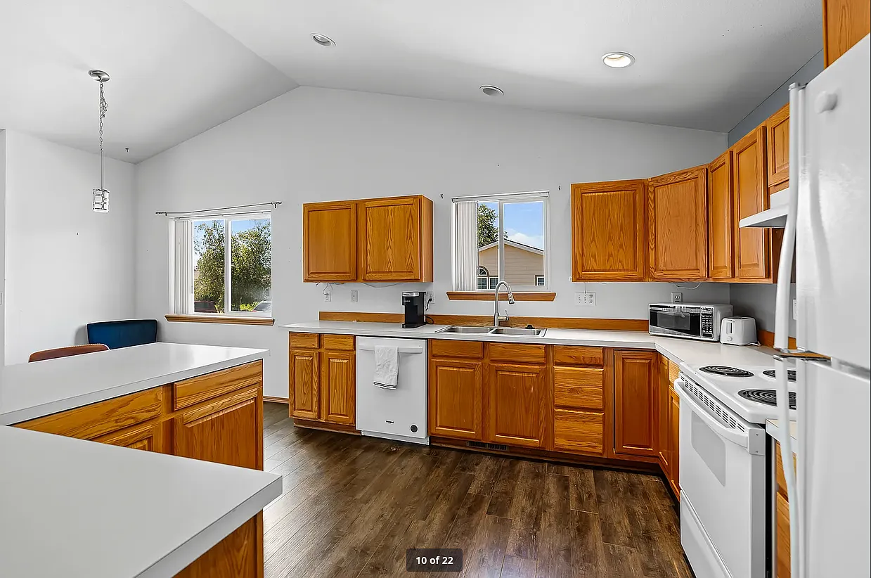 3 bed, 1388 sqft, $1,900 — Photo 1