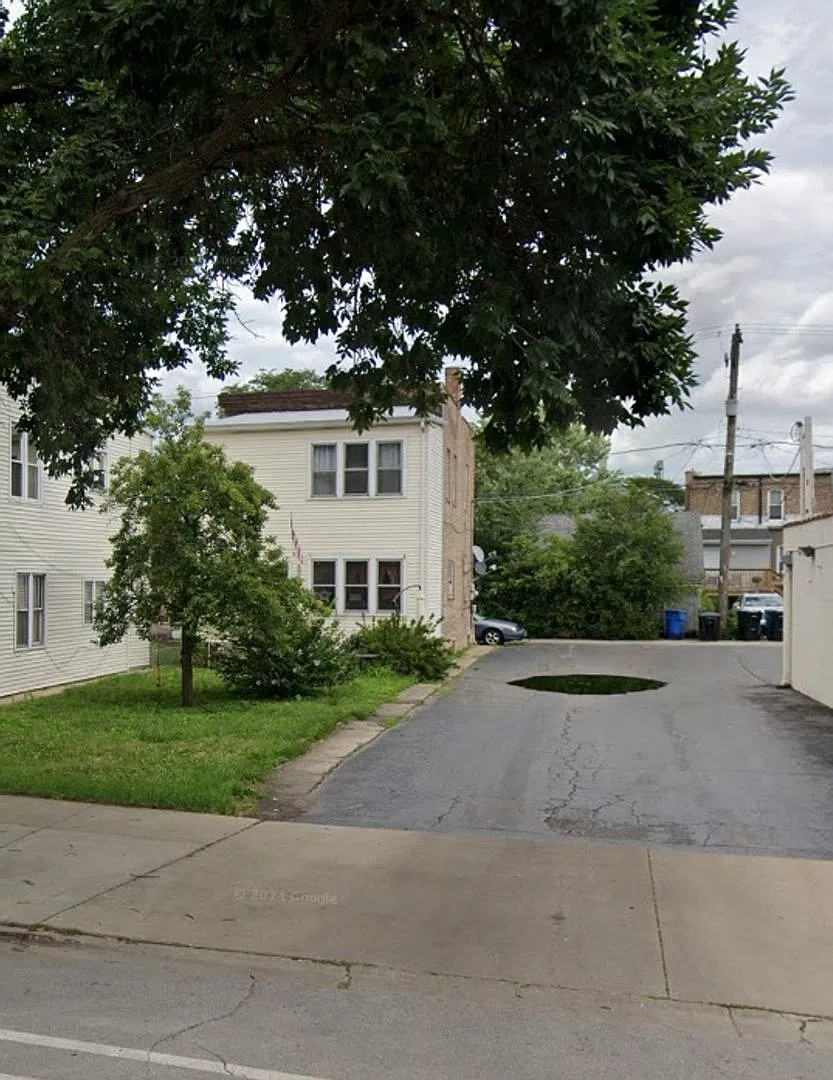 Charming 2BR Duplex in Chicago — Photo 1